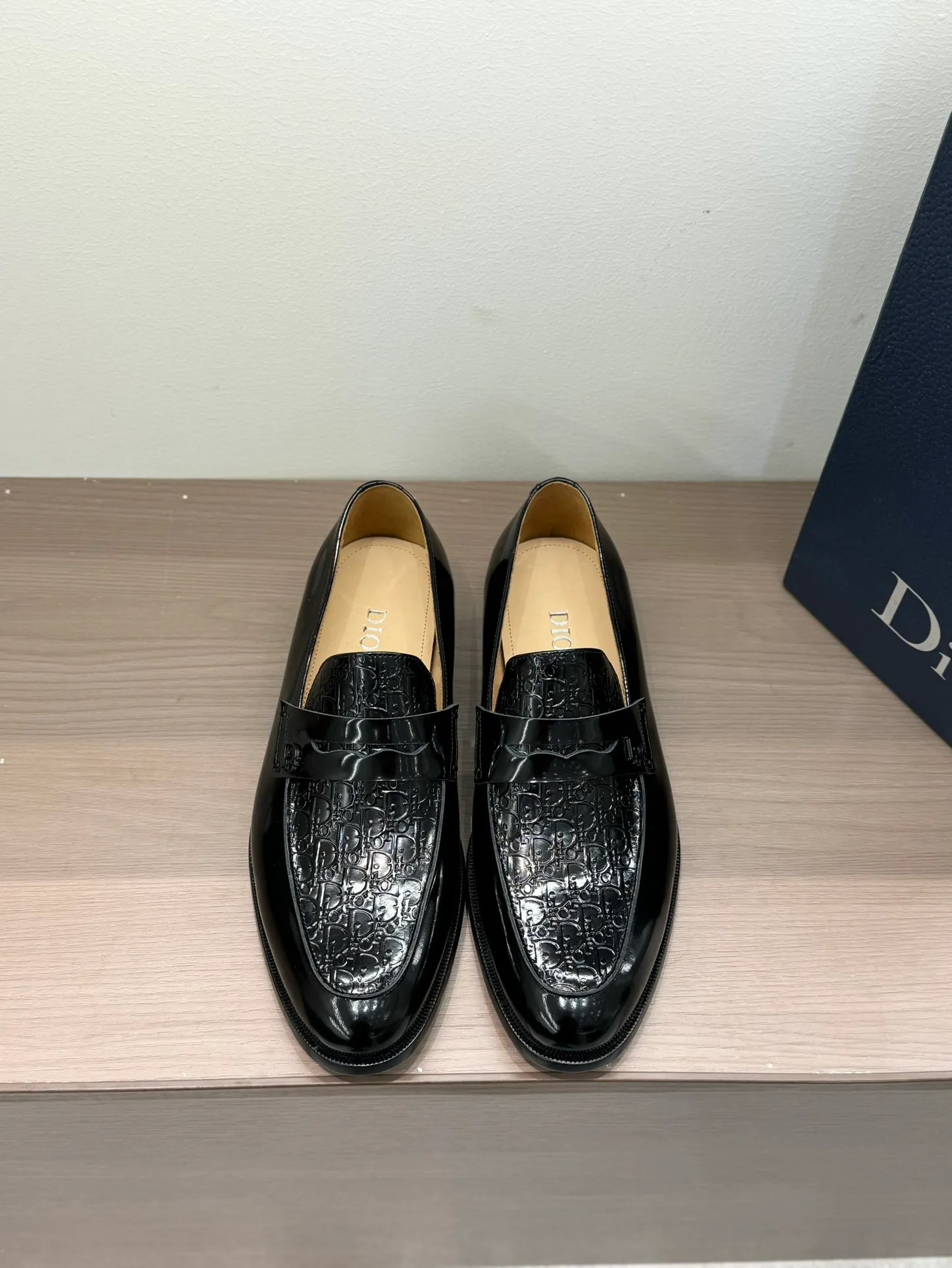 [Dior Dior] Top P: 960💰 Standard code 39-44 (38.45.46 custom-made, non-refundable and non-exchangeable) Dior Dior's latest high-end men's boutique casual leather shoes, the upper is carefully made of black cowhide/open-edge beaded leather/high-mercerized frosted cowhide, the classic silhouette shows elegance, and the upper strap is matched with a metal-coated CD Icon decorative buckle to enhance the style. Comfortable and lightweight, the Italian leather sole features anti-slip rubber inserts. The Blake structured leather sole with anti-slip details showcases Dio*'s exceptional craftsmanship. Elegant and refined, it can be matched with all kinds of suits.